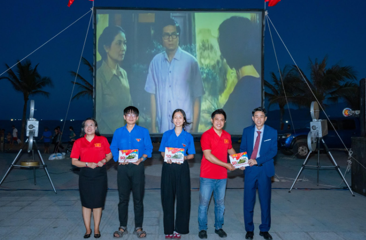 Ông Trần Viết Thi – Giám đốc Công nghệ thông tin, Công ty TNHH HCM57 Technology trao giải cho các đội thi xuất sắc trong cuộc thi xếp sách nghệ thuật Ông Trần Viết Thi – Giám đốc Công nghệ thông tin, Công ty TNHH HCM57 Technology trao giải cho các đội thi xuất sắc trong cuộc thi xếp sách nghệ thuật