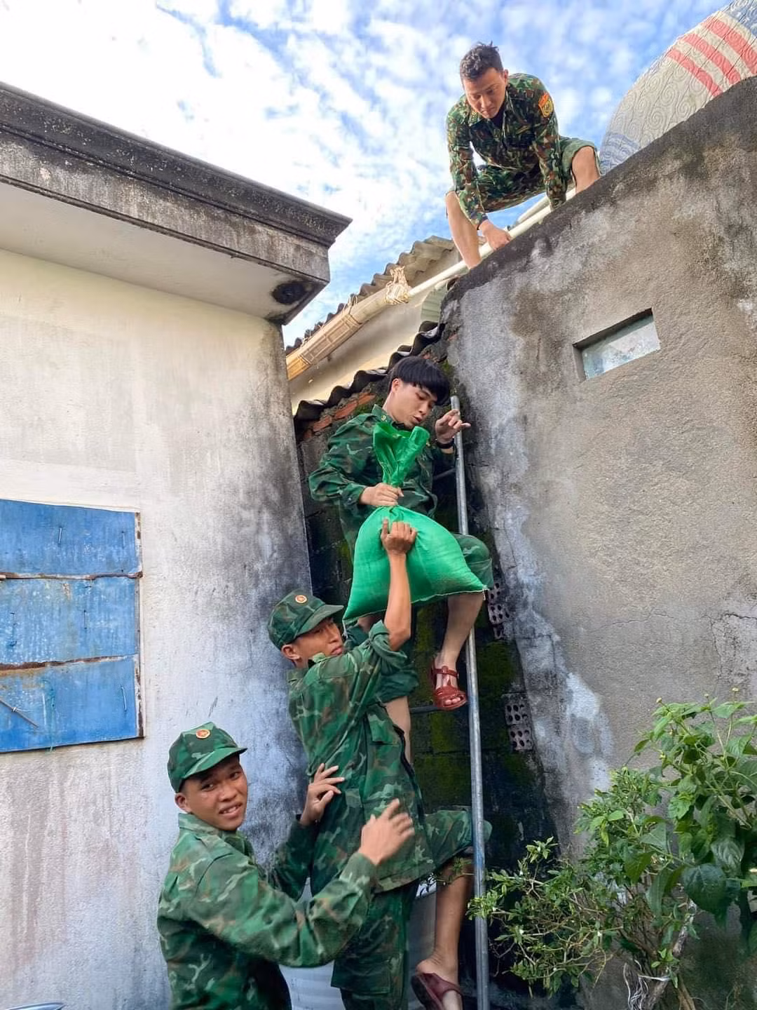 Bão đổ bộ đất liền các tỉnh Thừa Thiên Huế – Quảng Ngãi ảnh 8 Bão đổ bộ đất liền các tỉnh Thừa Thiên Huế – Quảng Ngãi ảnh 8