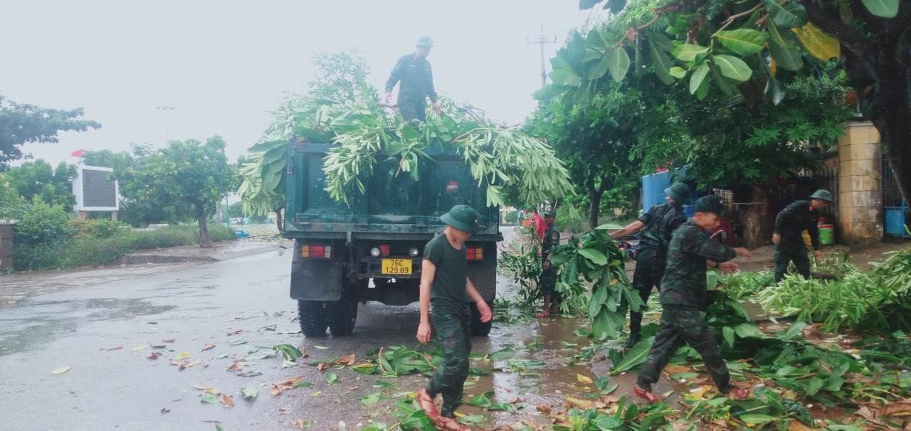 Bão đổ bộ đất liền các tỉnh Thừa Thiên Huế – Quảng Ngãi ảnh 11