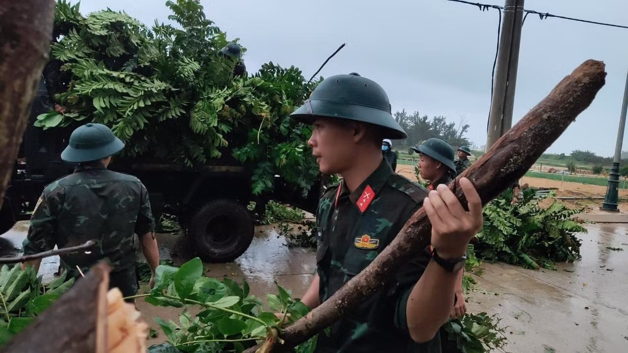 Bão đổ bộ đất liền các tỉnh Thừa Thiên Huế – Quảng Ngãi ảnh 12 Bão đổ bộ đất liền các tỉnh Thừa Thiên Huế – Quảng Ngãi ảnh 12