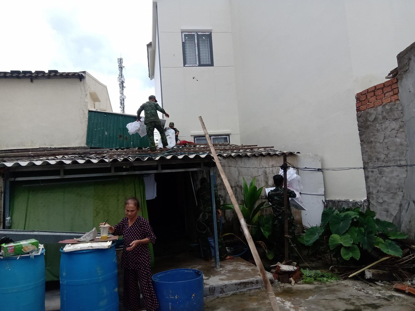 Bão đổ bộ đất liền các tỉnh Thừa Thiên Huế – Quảng Ngãi ảnh 9