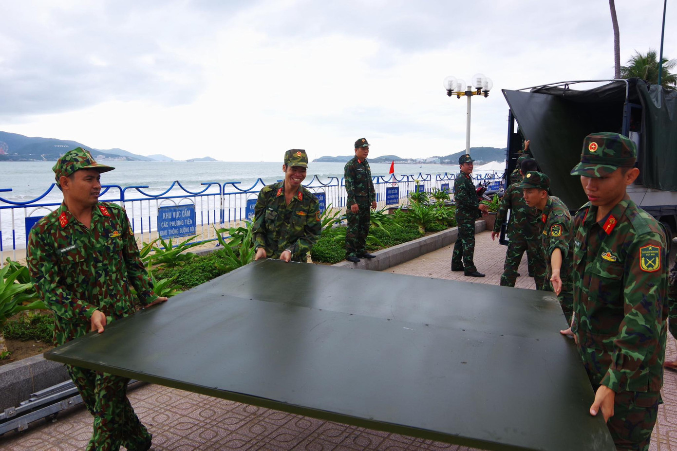 Không khí đón Tết Quý Mão trên cả nước ảnh 36