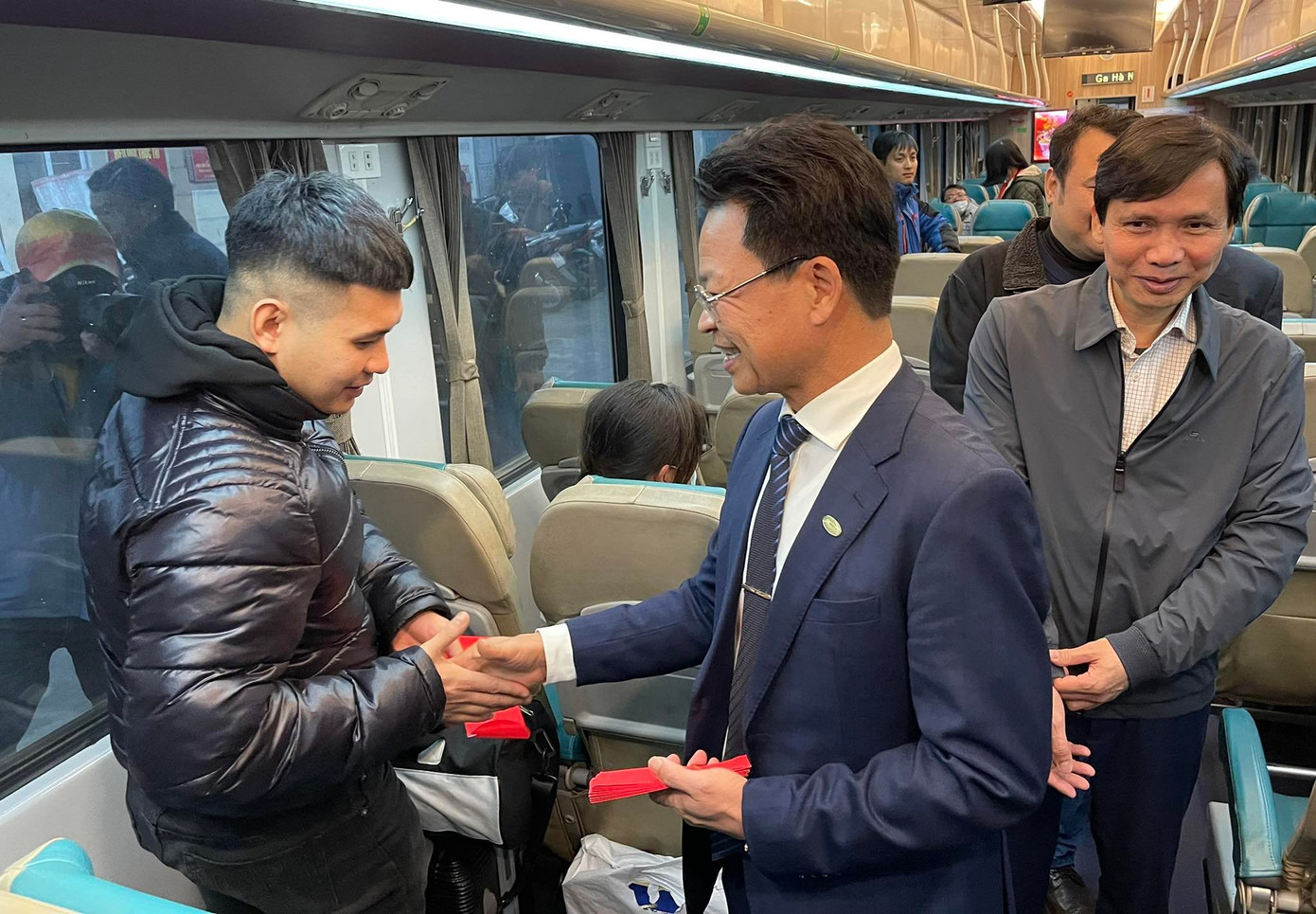 Ông Đặng Sỹ Mạnh, Tổng Giám đốc Tổng công ty Đường sắt Việt Nam tặng quà ekip tàu SE1 và lì xì chúc mừng năm mới sớm các hành khách đi tàu.