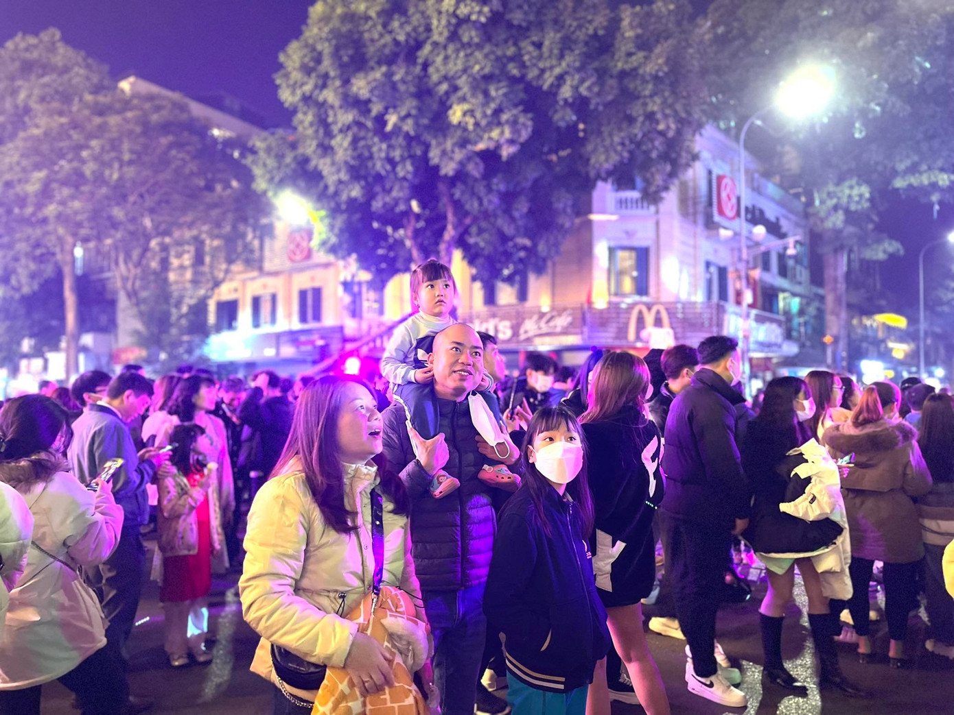 “Biển người” đổ về Hồ Gươm chờ đón màn pháo hoa chào năm mới. Ảnh: Trọng Tài