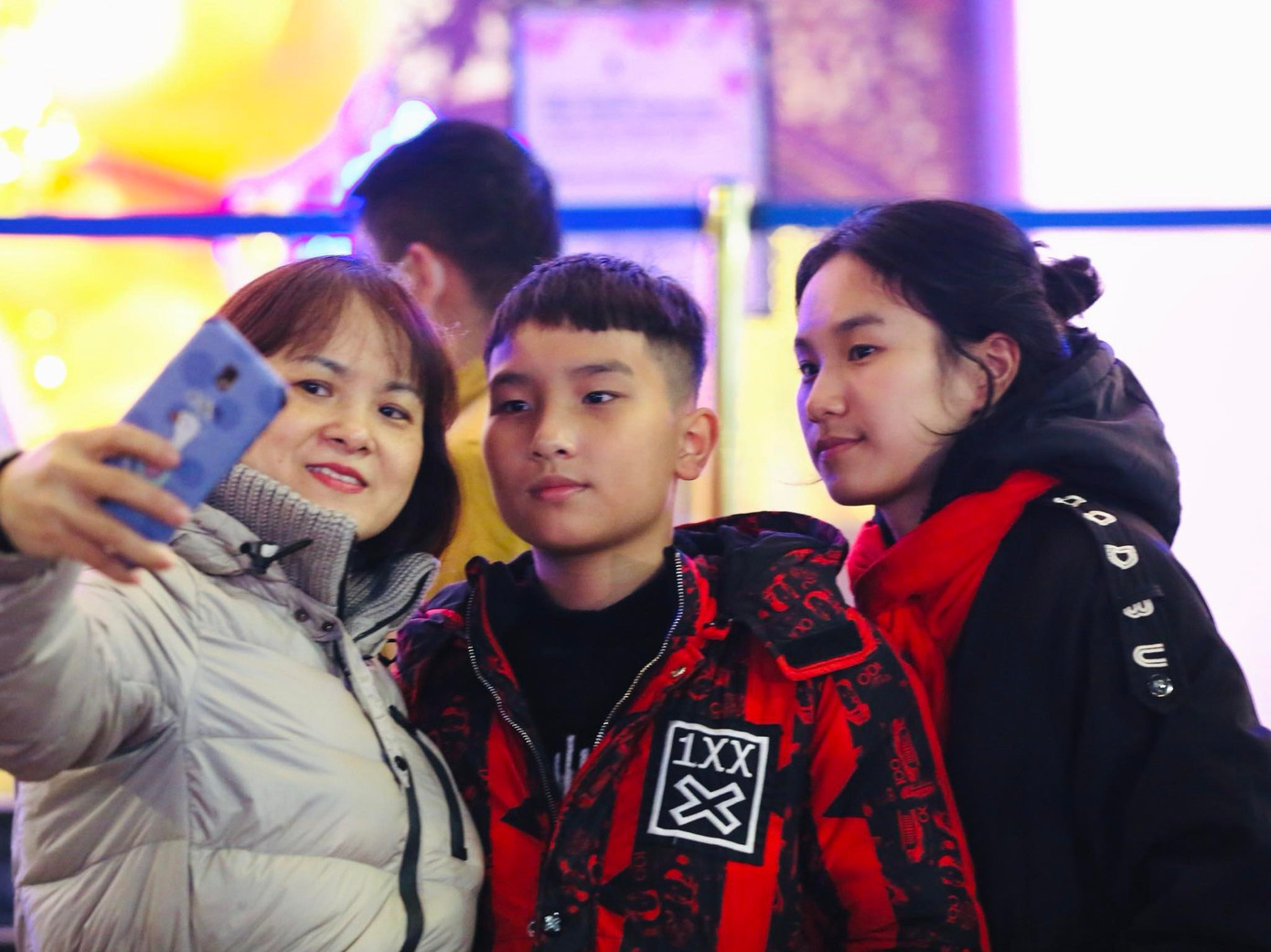 Chị Thuỷ (Long Biên, Hà Nội) chia sẻ: “3 năm rồi mới có dịp quay lại Hồ Gươm để xem màn bắn pháo hoa đón chờ năm mới. Hy vọng năm 2023 sức khoẻ, bình an sẽ đến với gia đình tôi và mọi nhà”. Ảnh: Trọng Tài