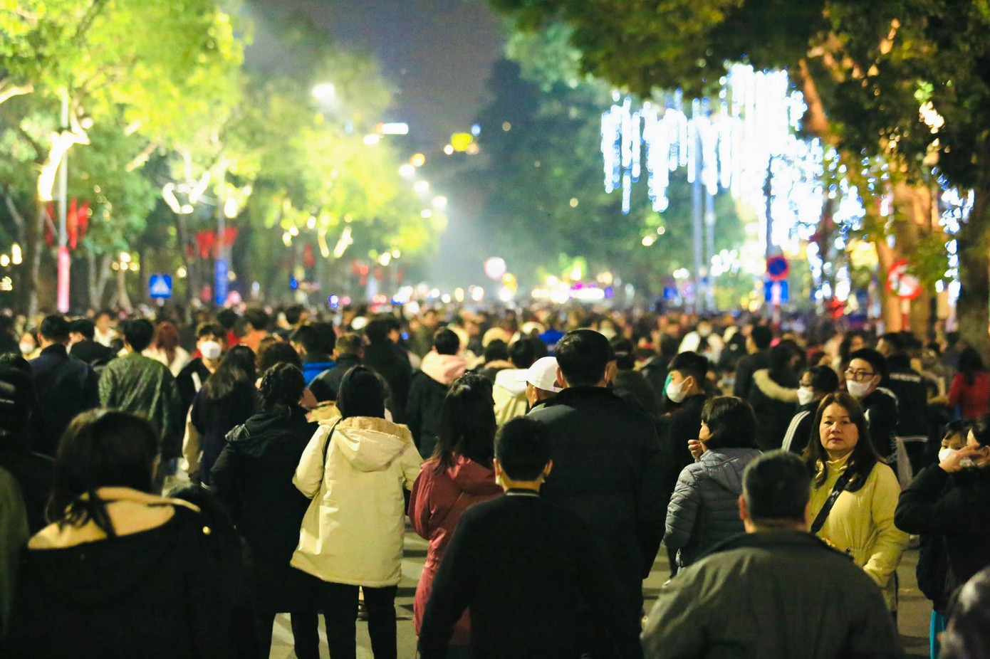 Nhiều người nhanh chân “xí chỗ” trước để có thể thưởng thức màn pháo hoa mãn nhẫn nhất. Ảnh: Trọng Tài