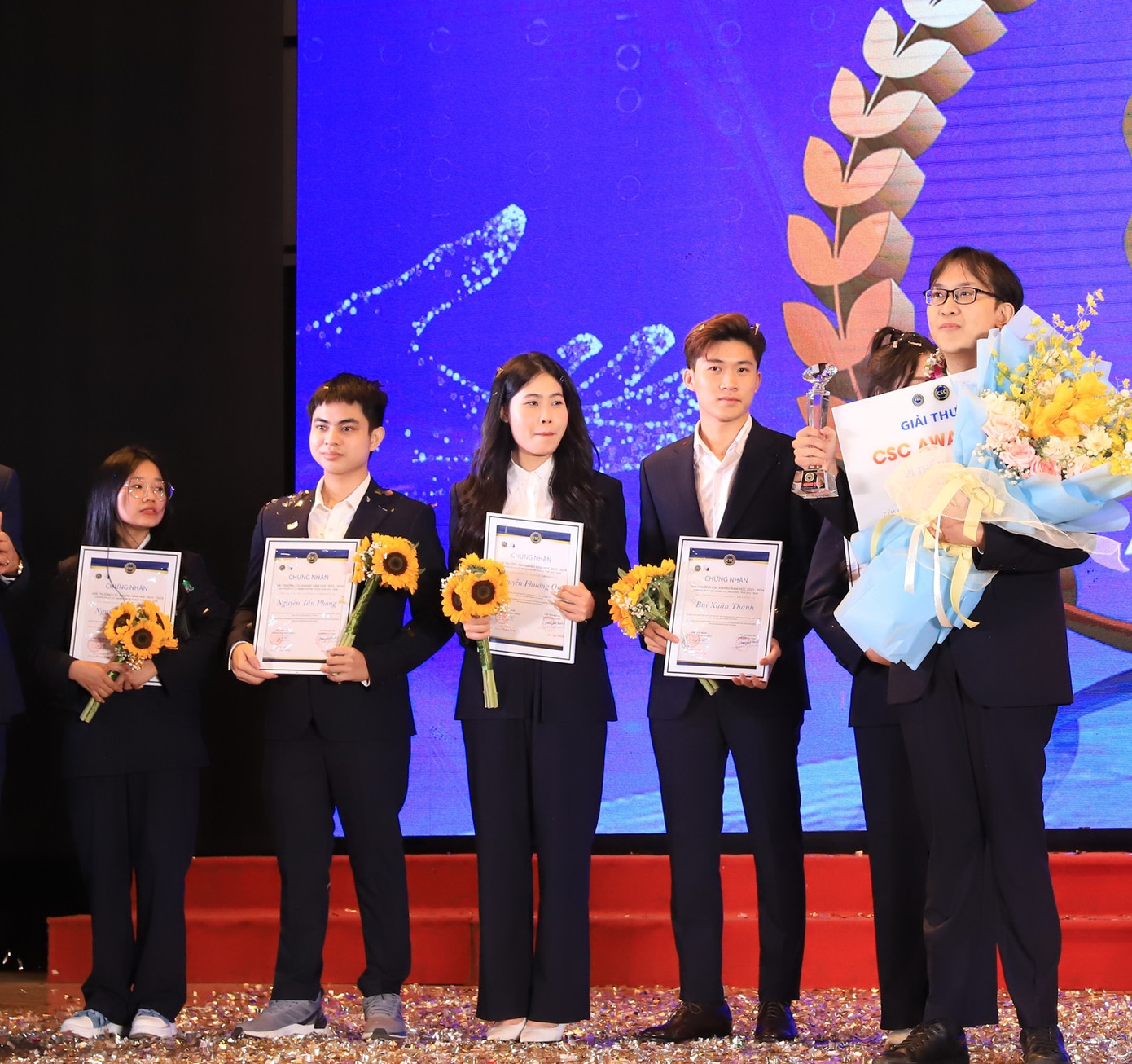 Nguyễn Tấn Phong (ngoài cùng bên phải) trở thành sinh viên duy nhất nhận phần thưởng trị giá 150 triệu đồng.