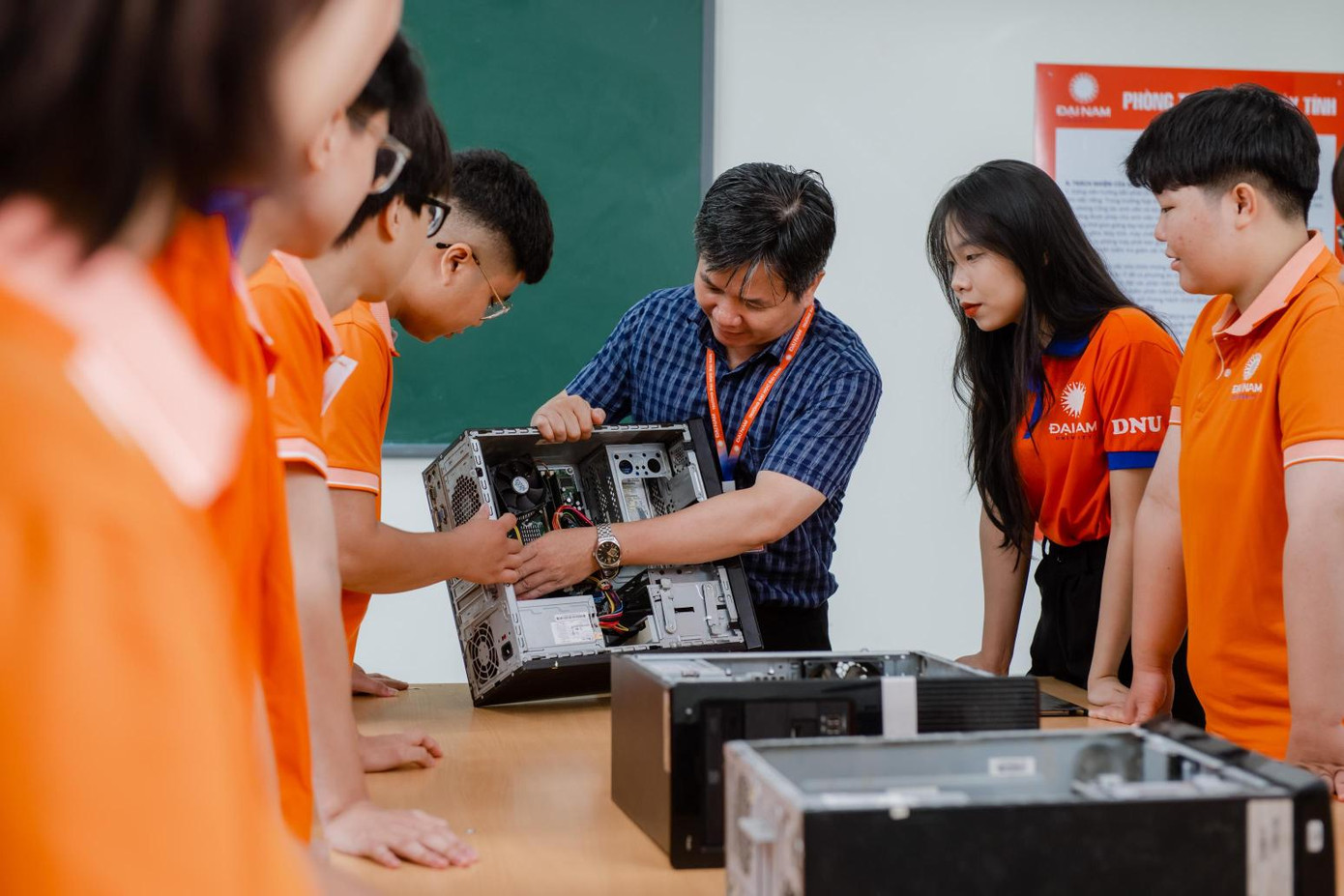 Sinh viên "nhập môn" khi học ngành Công nghệ Bán dẫn. Ảnh minh họa