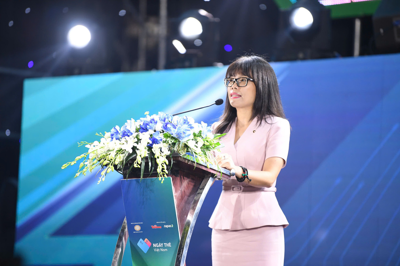 Bà Đoàn Hồng Nhung phát biểu. Bà Đoàn Hồng Nhung phát biểu.