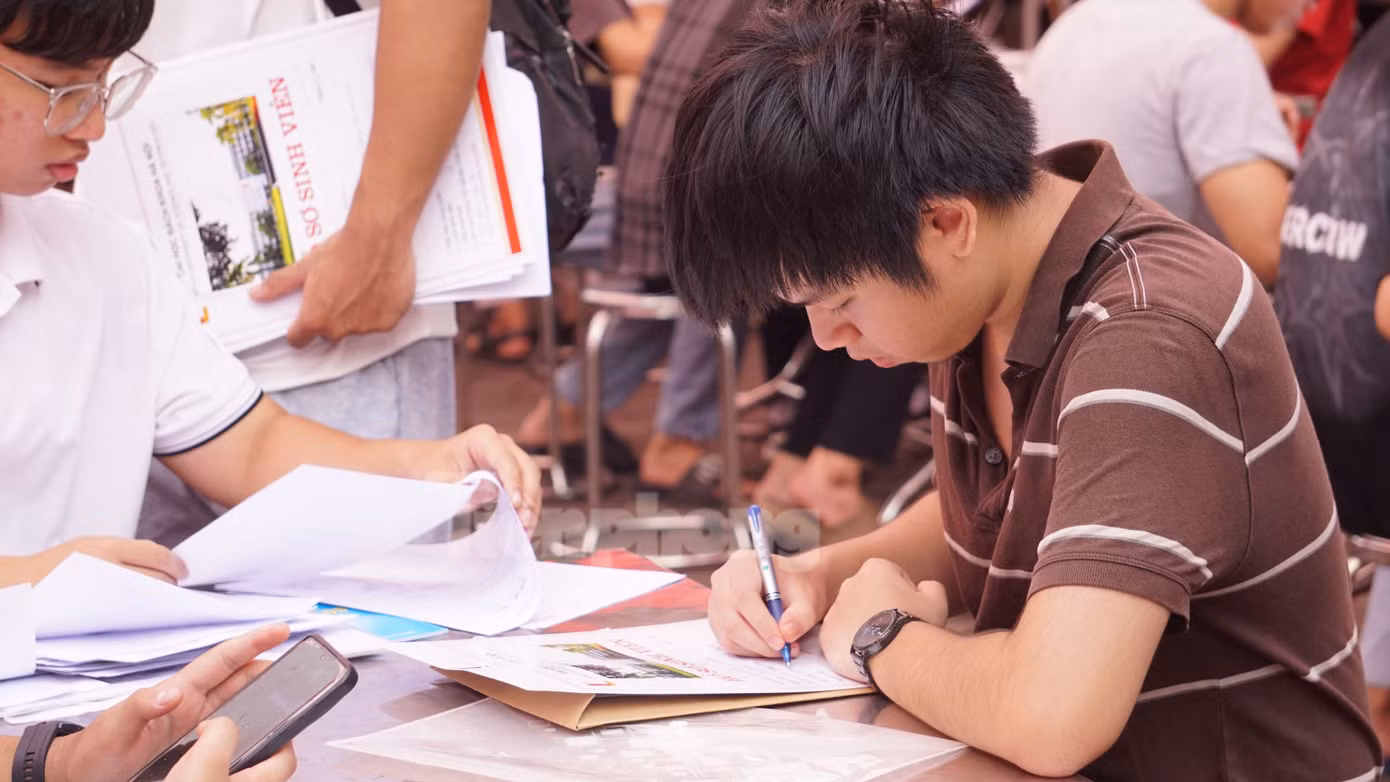 Sinh viên làm thủ tục nhập học năm 2024. Ảnh: Nghiêm Huê
