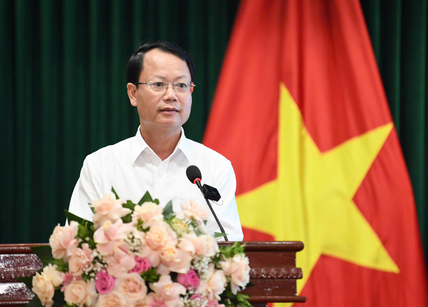 Ông Phùng Tân Nhị, Phó Bí thư Thường trực Huyện ủy, Chủ tịch Hội đồng nhân dân huyện Ba Vì phát biểu. Ảnh: Như Ý Ông Phùng Tân Nhị, Phó Bí thư Thường trực Huyện ủy, Chủ tịch Hội đồng nhân dân huyện Ba Vì phát biểu. Ảnh: Như Ý