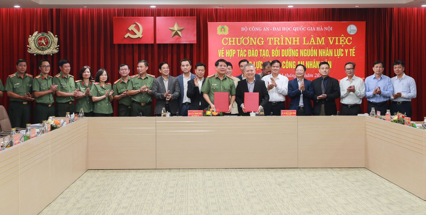 Lãnh đạo Trường Đại học Kỹ thuật - Hậu cần Công an nhân dân và Trường Đại học Y Dược, Đại học Quốc gia Hà Nội kí kết hợp tác đào tạo nhân lực.