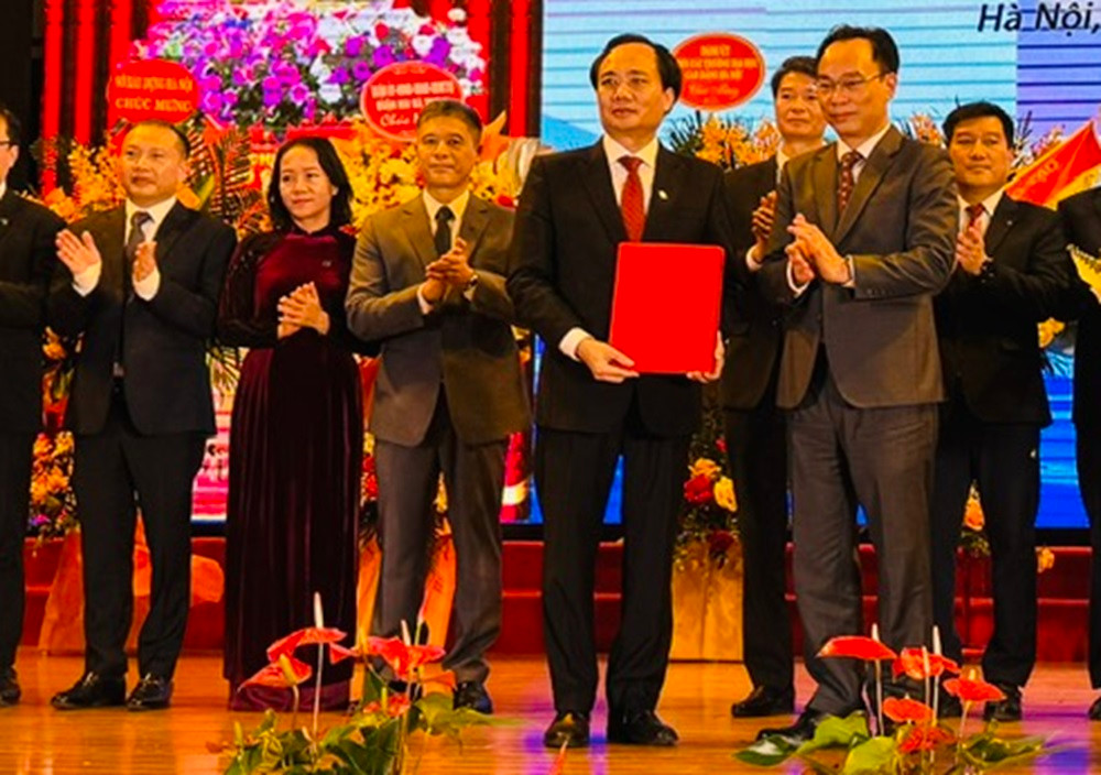 PGS.TS Nguyễn Xuân Anh (người cầm quyết định) vừa được công nhận là Chủ tịch Hội đồng Trường Đại học Xây dựng Hà Nội. PGS.TS Nguyễn Xuân Anh (người cầm quyết định) vừa được công nhận là Chủ tịch Hội đồng Trường Đại học Xây dựng Hà Nội.