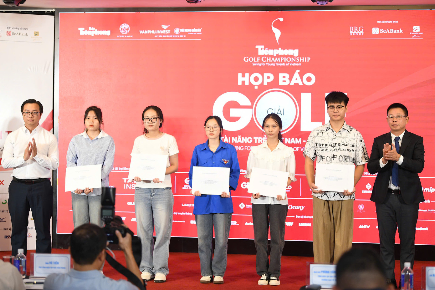 5 tân sinh viên có hoàn cảnh đặc biệt khó khăn do ảnh hưởng của bão số 3 nhận học bổng của Quỹ Hỗ trợ Tài năng trẻ Việt Nam. Ảnh: Dương Triều 5 tân sinh viên có hoàn cảnh đặc biệt khó khăn do ảnh hưởng của bão số 3 nhận học bổng của Quỹ Hỗ trợ Tài năng trẻ Việt Nam. Ảnh: Dương Triều