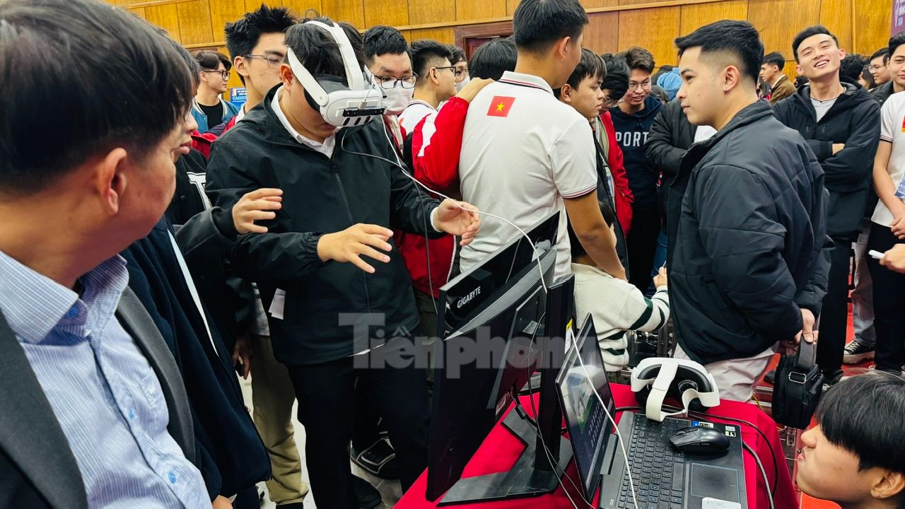 Trải nghiệm hệ thống phục hồi chức năng bằng cách sử dụng công nghệ thực tế ảo có xúc giác do nhóm DNA MECHATRONIC nghiên cứu. Ảnh: Nghiêm Huê