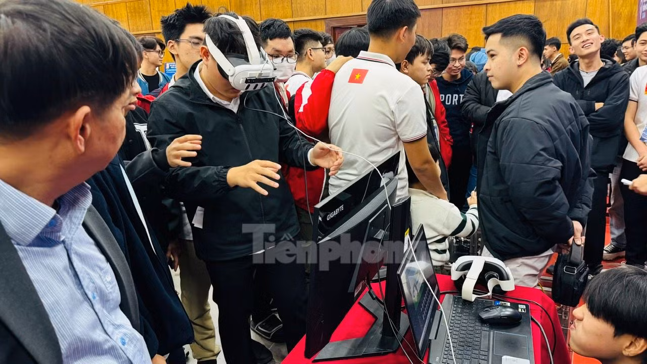 Trải nghiệm hệ thống phục hồi chức năng bằng cách sử dụng công nghệ thực tế ảo có xúc giác do nhóm DNA MECHATRONIC nghiên cứu. Ảnh: Nghiêm Huê Trải nghiệm hệ thống phục hồi chức năng bằng cách sử dụng công nghệ thực tế ảo có xúc giác do nhóm DNA MECHATRONIC nghiên cứu. Ảnh: Nghiêm Huê