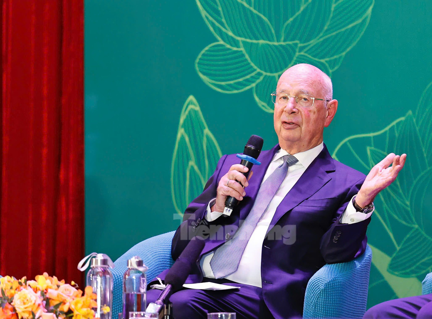 GS Klaus Schwab giao lưu với sinh viên. Ảnh: Như Ý