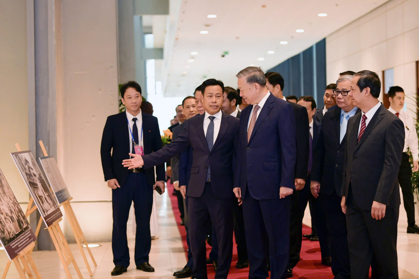 Giám đốc Đại học Quốc gia Hà Nội Lê Quân (người thứ hai từ trái sang) giới thiệu với Tổng Bí thư Tô Lâm lịch sử phát triển của Đại học Quốc gia Hà Nội. Ảnh: Dương Triều Giám đốc Đại học Quốc gia Hà Nội Lê Quân (người thứ hai từ trái sang) giới thiệu với Tổng Bí thư Tô Lâm lịch sử phát triển của Đại học Quốc gia Hà Nội. Ảnh: Dương Triều