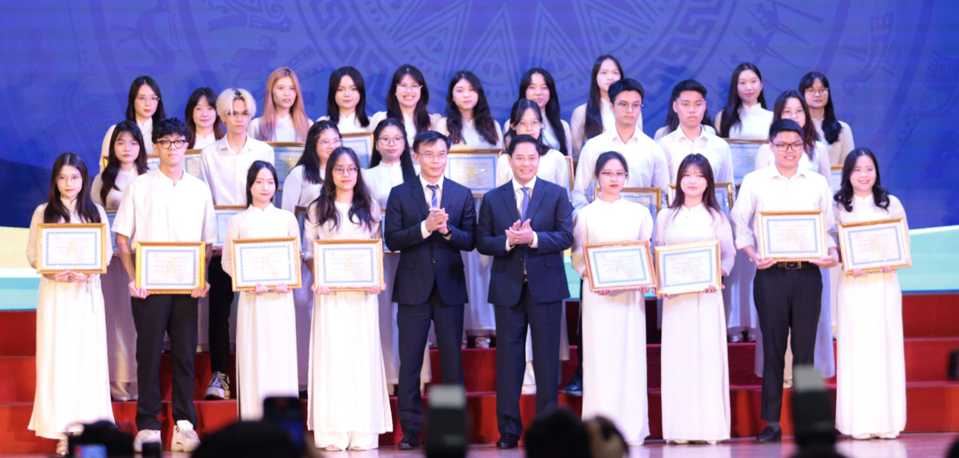 Các sinh viên của Học viện Ngân hàng nhận học bổng tại lễ khai giảng năm học mới 2024 - 2025