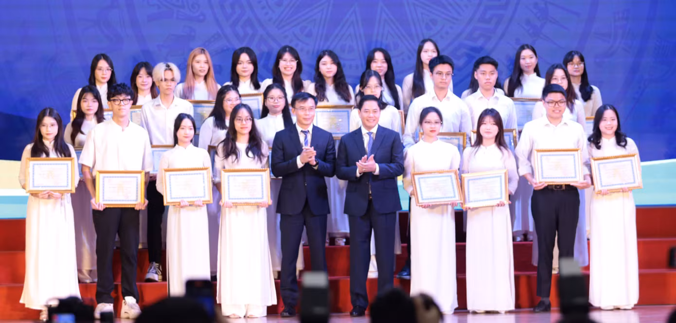 Các sinh viên của Học viện Ngân hàng nhận học bổng tại lễ khai giảng năm học mới 2024 - 2025