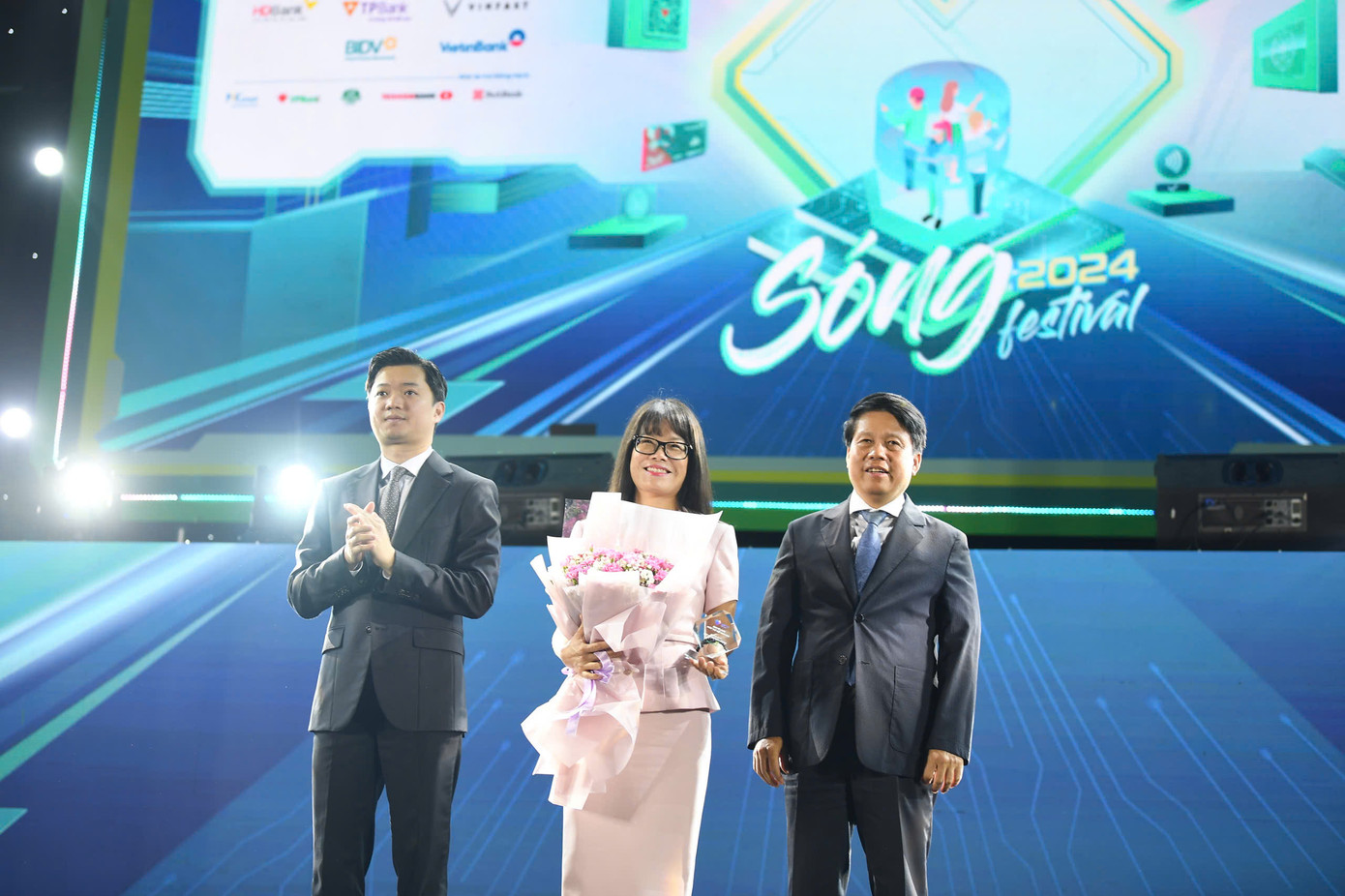 Bà Đoàn Hồng Nhung nhận kỉ niệm chương của Ban tổ chức Ngày Thẻ Việt Nam năm 2024. Ảnh: Duy Phạm