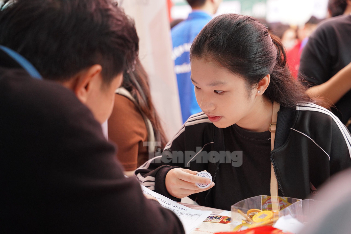 Thí sinh tìm hiểu thông tin tuyển sinh năm 2024.