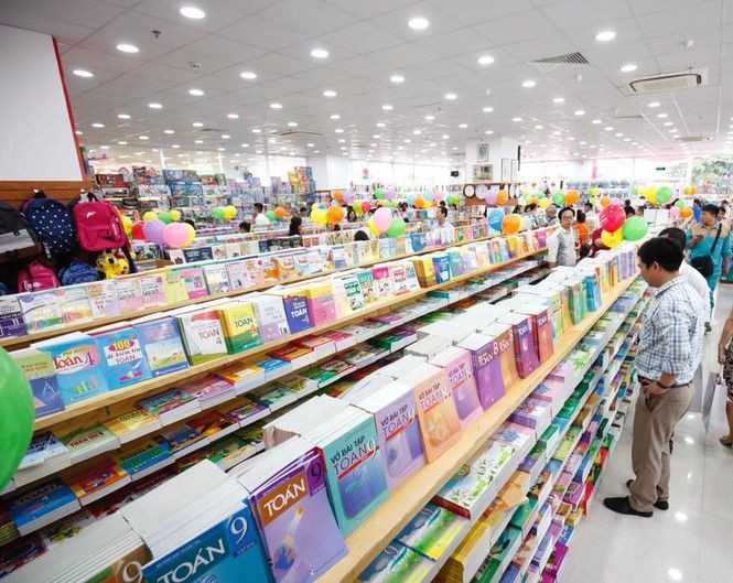 Bộ GD&ĐT yêu cầu chấm dứt tình trạng "bia kèm lạc" khi bán bộ sách giáo khoa cho học sinh. Bộ GD&ĐT yêu cầu chấm dứt tình trạng "bia kèm lạc" khi bán bộ sách giáo khoa cho học sinh.