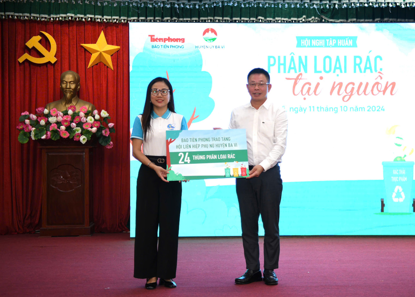 Nhà báo Phùng Công Sưởng (người đứng bên phải), Tổng biên tập Báo Tiền Phong trao tặng thùng phân loại rác cho Hội LHPN huyện Ba Vì. Ảnh: Như Ý Nhà báo Phùng Công Sưởng (người đứng bên phải), Tổng biên tập Báo Tiền Phong trao tặng thùng phân loại rác cho Hội LHPN huyện Ba Vì. Ảnh: Như Ý