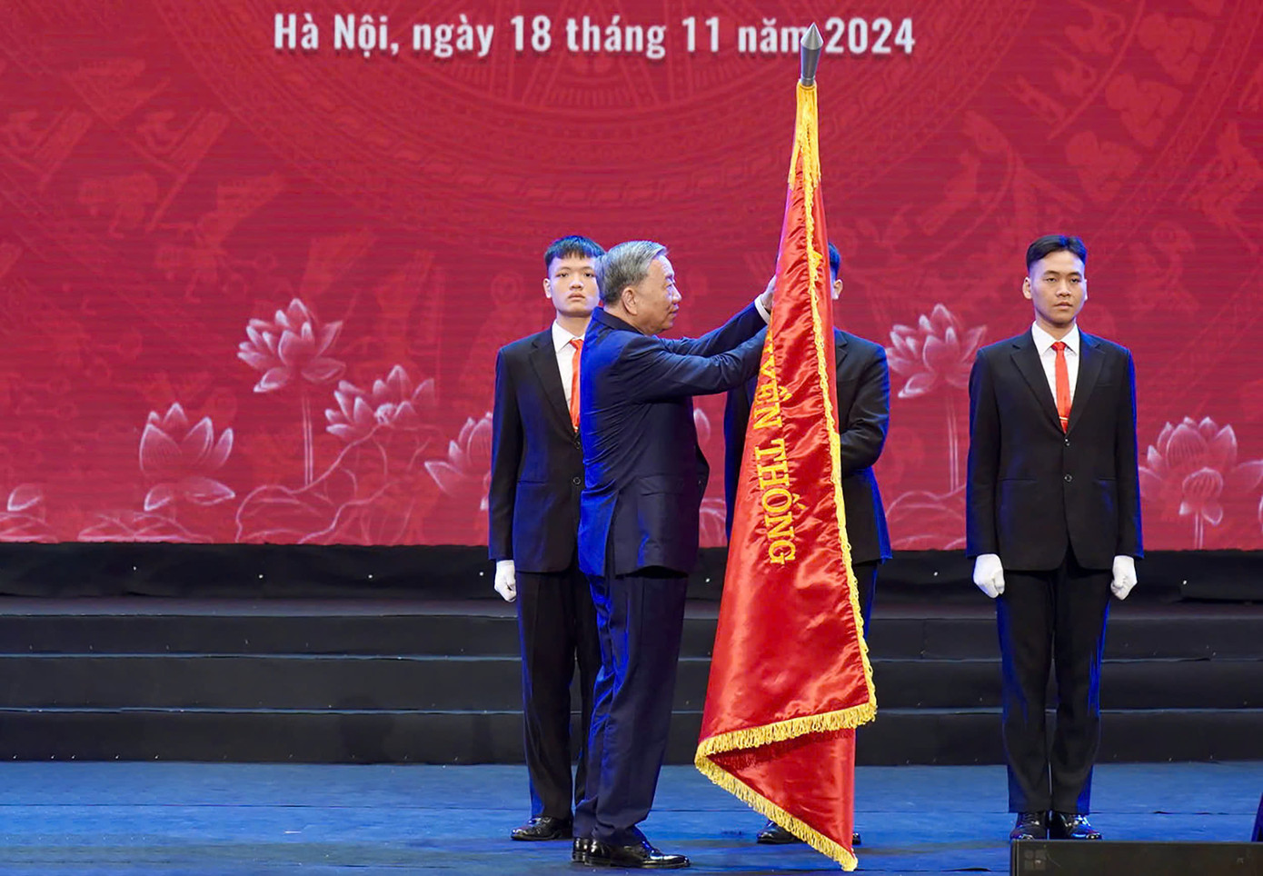 Tổng Bí thư Tô Lâm trao Huân chương Lao động hạng Ba cho Trường Đại học Kinh tế - Đại học Quốc gia Hà Nội.