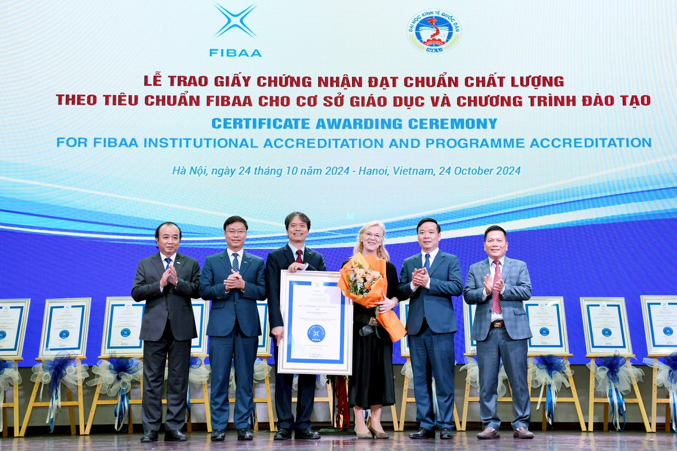 Ban lãnh đạo Trường Đại học Kinh tế Quốc dân nhận quyết định đạt chất lượng kiểm định từ FIBAA