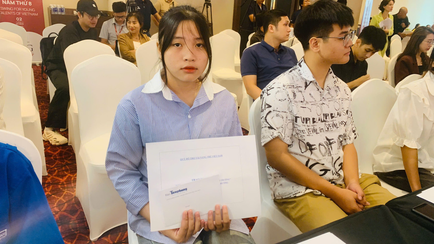 Lý Thị Mai nhận học bổng của Quỹ Hỗ trợ Tài năng trẻ Việt Nam trong chương trình "Cùng Tiền Phong nâng bước em tới trường". Ảnh: Nghiêm Huê Lý Thị Mai nhận học bổng của Quỹ Hỗ trợ Tài năng trẻ Việt Nam trong chương trình "Cùng Tiền Phong nâng bước em tới trường". Ảnh: Nghiêm Huê