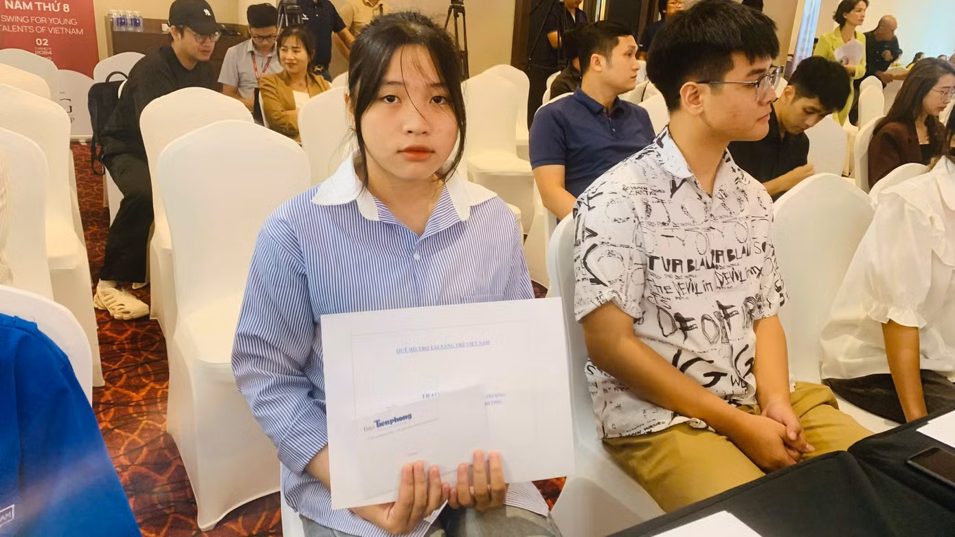 Lý Thị Mai nhận học bổng của Quỹ Hỗ trợ Tài năng trẻ Việt Nam trong chương trình "Cùng Tiền Phong nâng bước em tới trường". Ảnh: Nghiêm Huê