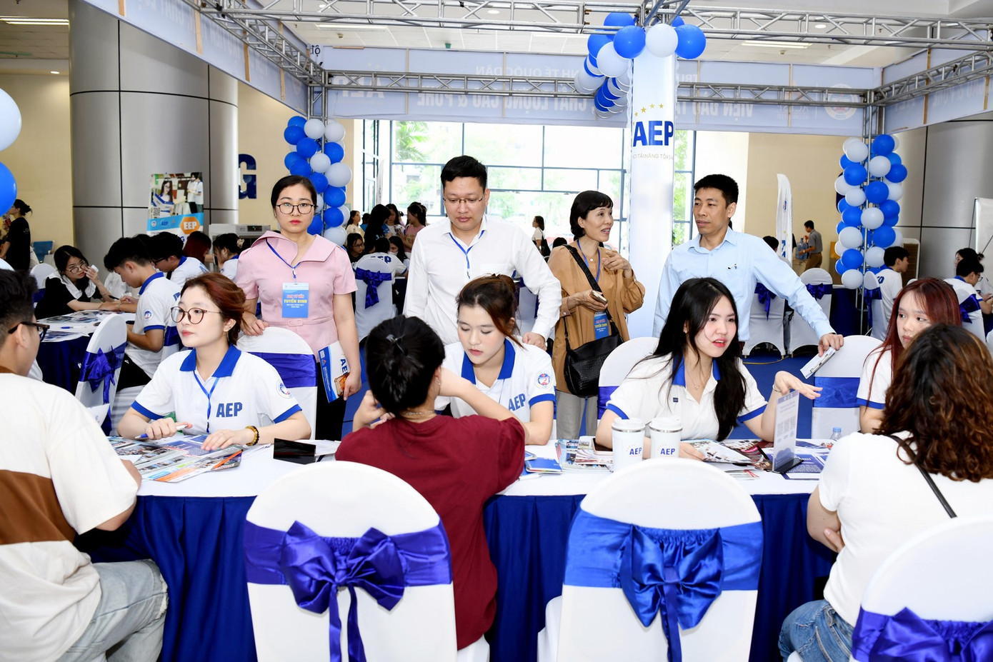 Ngày hội tư vấn tuyển sinh năm 2024 tại Đại học Kinh tế Quốc dân. Ngày hội tư vấn tuyển sinh năm 2024 tại Đại học Kinh tế Quốc dân.