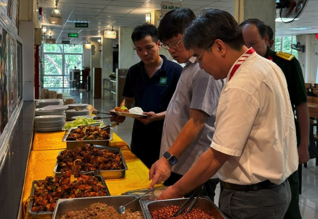 Kiểm tra bếp ăn sinh viên