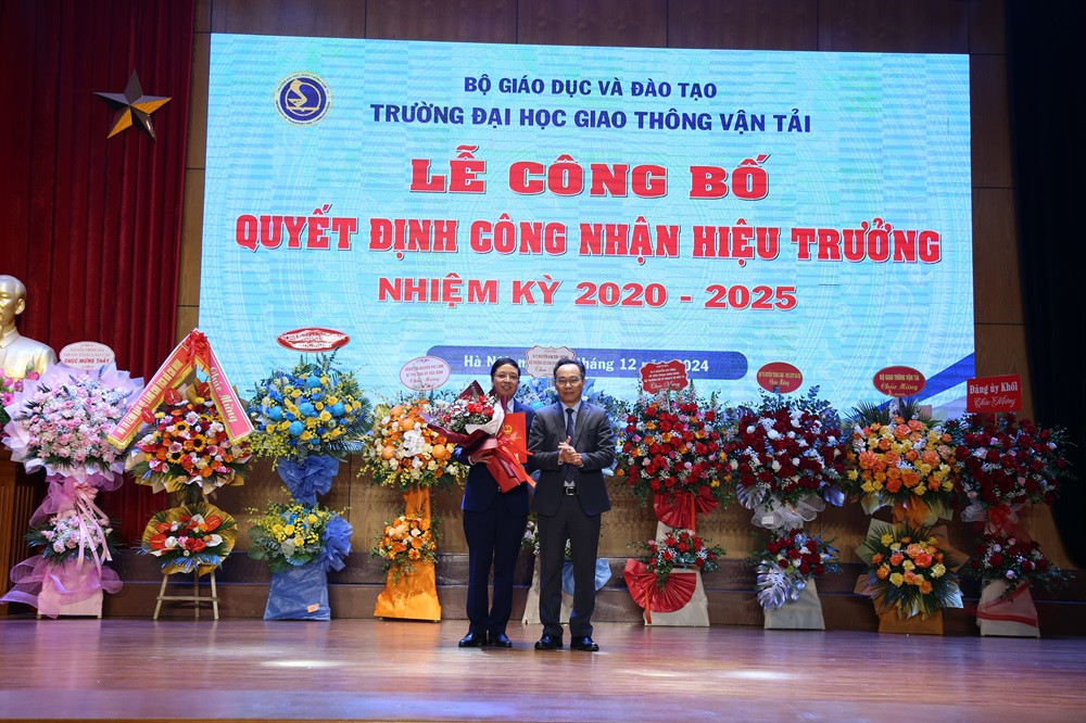 PGS Nguyễn Văn Hùng (người bên trái) nhận quyết định công nhận Hiệu trưởng Trường Đại học Giao thông Vận tải