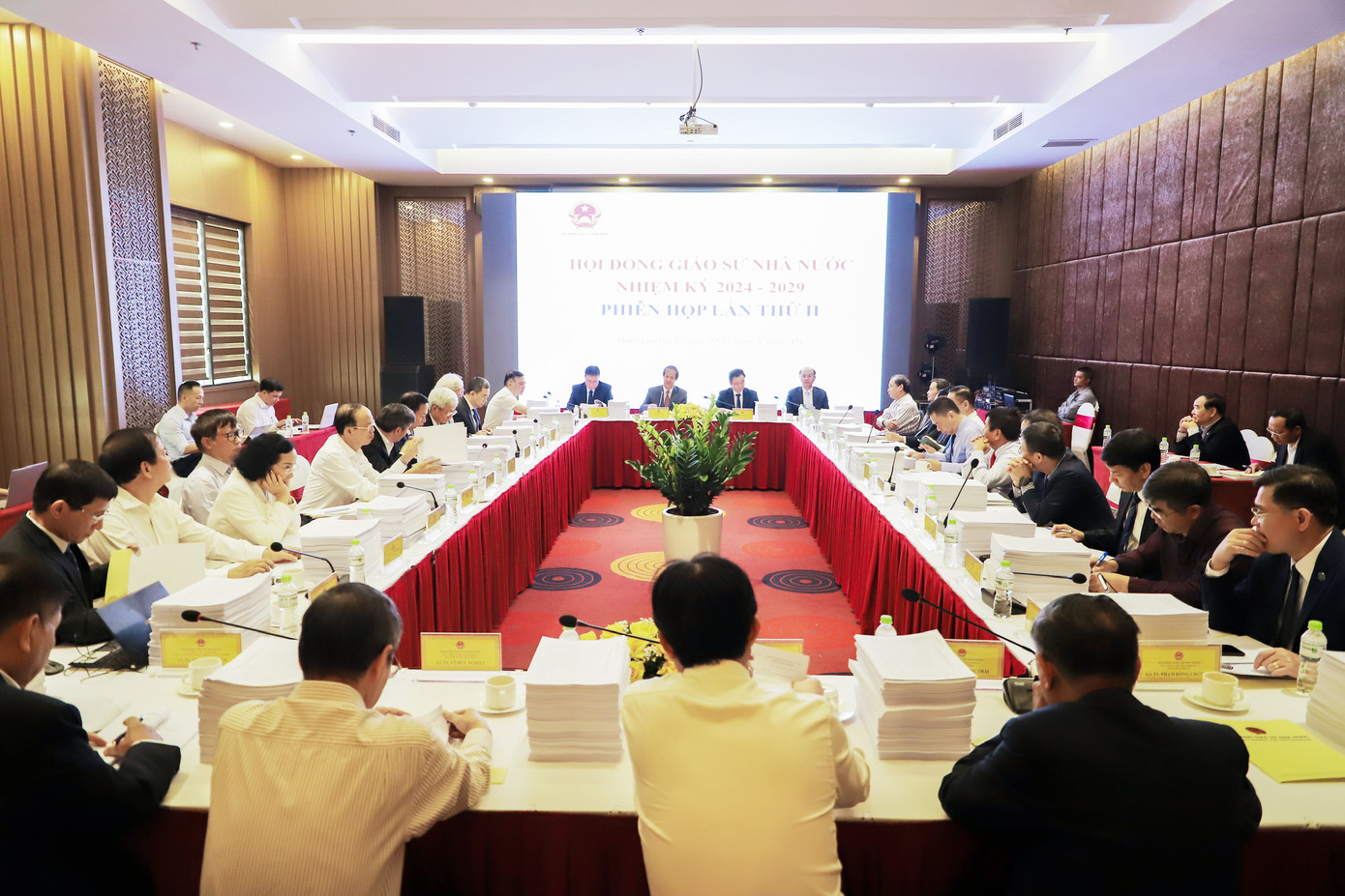 Hội đồng Giáo sư Nhà nước họp phiên toàn thể lần thứ 2 ngày 2-3/11 để chốt danh sách ứng viên GS, PGS năm 2024