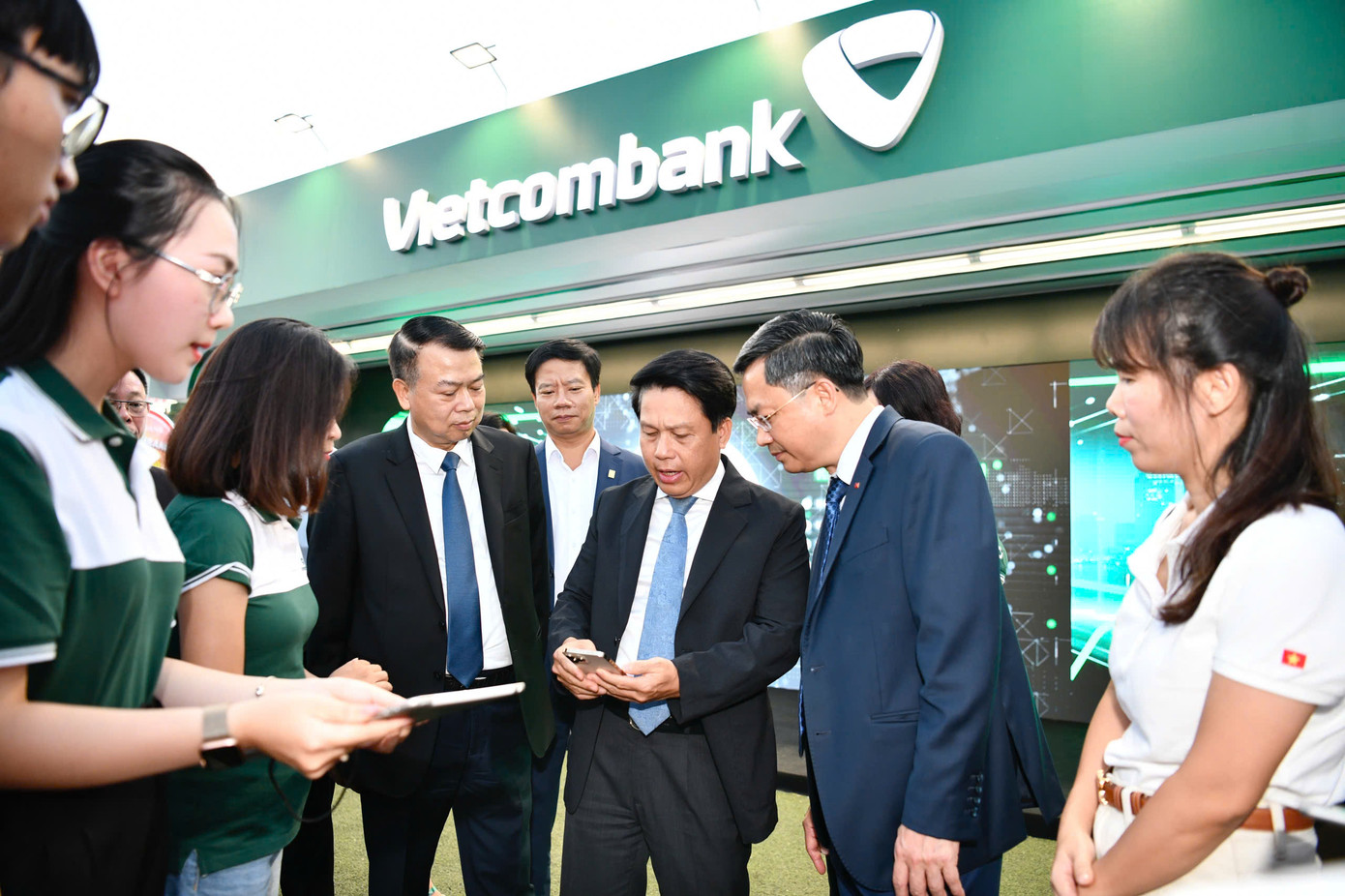 Ban tổ chức trải nghiệm công nghệ mở thẻ mới tại gian hàng nhà tài trợ kim cương. Ban tổ chức trải nghiệm công nghệ mở thẻ mới tại gian hàng nhà tài trợ kim cương.