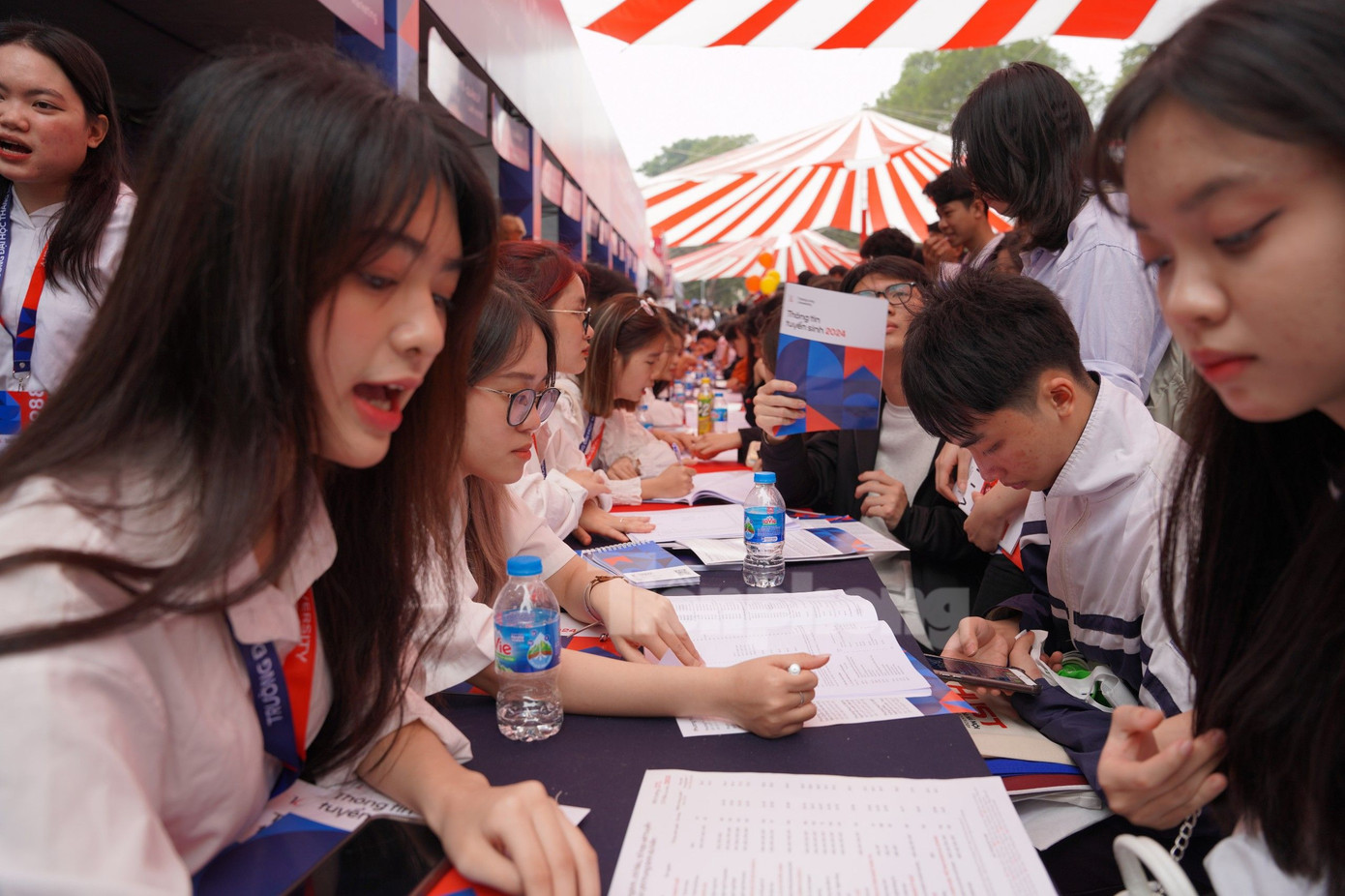 Thí sinh tìm hiểu thông tin tuyển sinh năm 2024. Ảnh: Trọng Quân