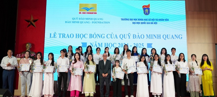 28 sinh viên nhận học bổng từ Quỹ Đào Minh Quang. 28 sinh viên nhận học bổng từ Quỹ Đào Minh Quang.