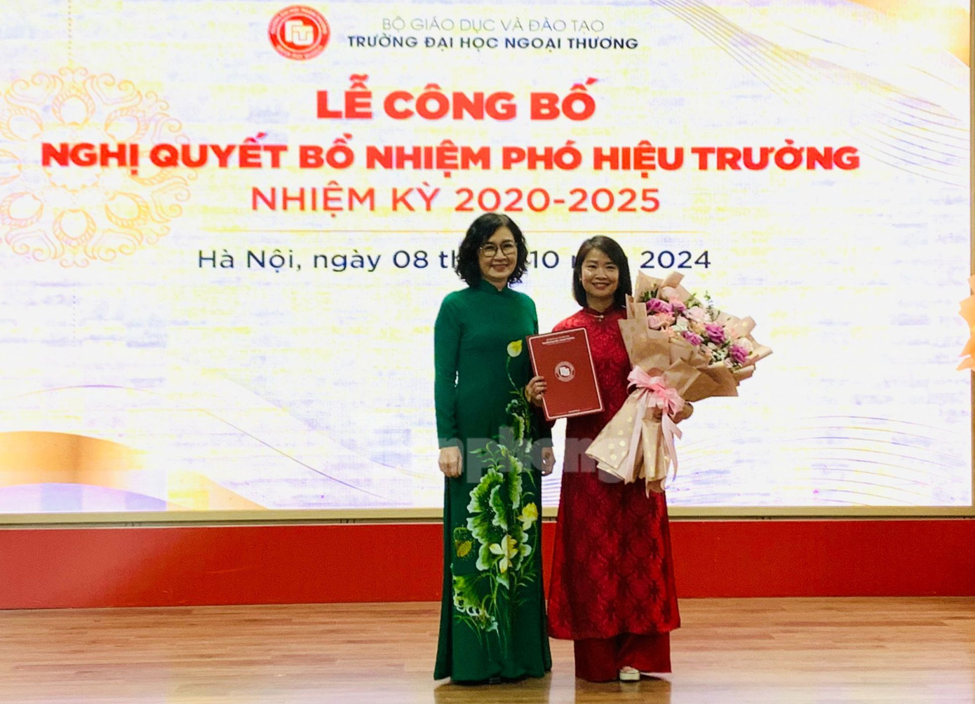 PGS.TS Vũ Thị Hiền (người bên phải) nhận Quyết định bổ nhiệm làm Phó Hiệu trưởng Trường Đại học Ngoại thương. Ảnh: N.H