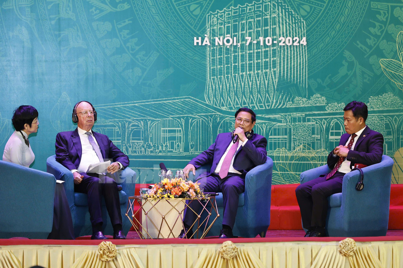 Thủ tướng Phạm Minh Chính (ngồi thứ 2 từ phải sang) cùng GS Klaus Schwab (ngồi thứ 2 từ phải qua) giao lưu cùng sinh viên. Ảnh: Như Ý