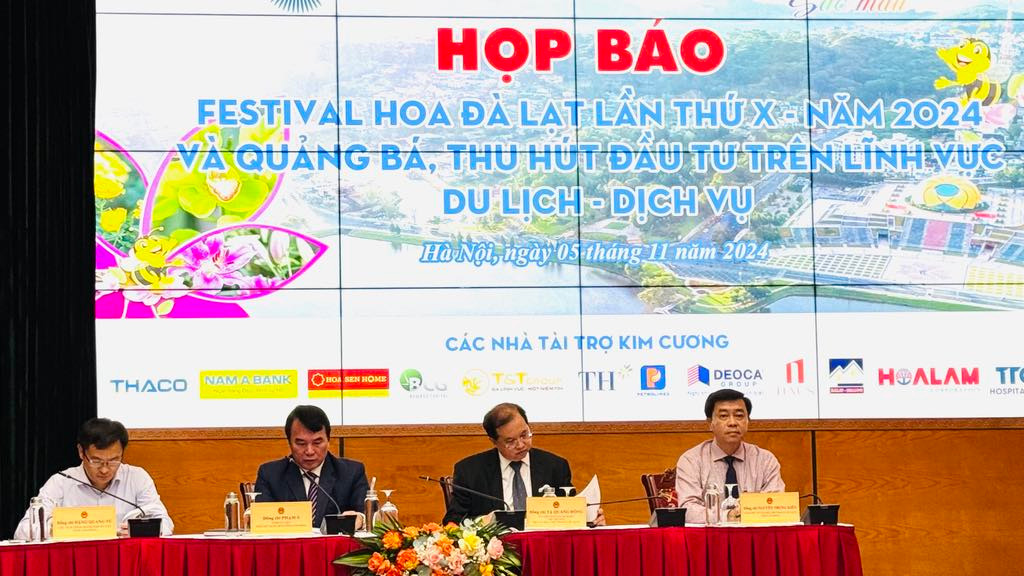 Thứ trưởng Bộ VHTTDL Tạ Quang Đông (thứ hai từ phải sang) và Phó Chủ tịch UBND tỉnh Lâm Đồng Phạm S (thứ hai từ trái qua) chủ trì họp báo. Ảnh: Nghiêm Huê