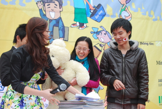 Nhưng rút cục bạn Hằng, sinh viên đại học dân lập Phương đông mới là người chiến thắng với 21 phiếu A, 10 phiếu B