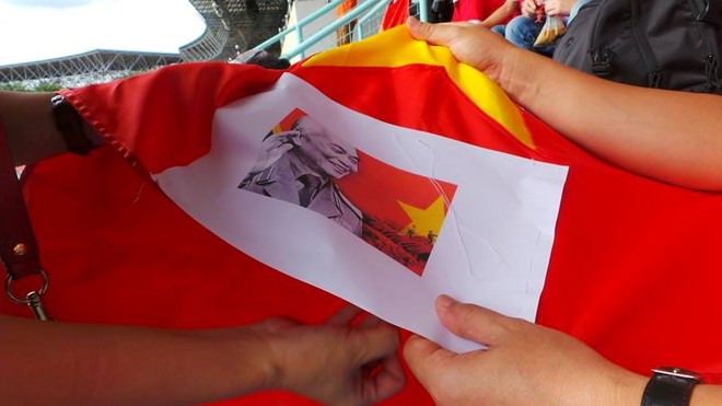 Họ mang trên mình những chiếc áo đỏ rực, có hình quốc kỳ đến sân cổ vũ các cầu thủ. Bên cạnh đó, họ còn thêu cả ảnh của Tướng Giáp lên quốc kỳ, động viên các cầu thủ thi đấu