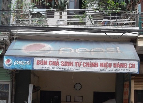 Đến cửa hiệu thứ ba thì cho rằng cửa hàng mình mới là chính hiệu, hai cửa hiệu bên cạnh là mới mở. Đến cửa hiệu thứ ba thì cho rằng cửa hàng mình mới là chính hiệu, hai cửa hiệu bên cạnh là mới mở