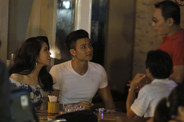 Sau khi kết thúc show thời trang của nhà thiết kế Đỗ Mạnh Cường, Thu Hằng và Vĩnh Thụy đã cùng nhau đến thư giãn tại Pub mới khai trương của nam siêu mẫu