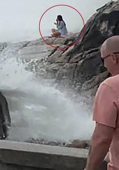 Beliatskaya ngồi thiền trên vách đá ngay trước khi gặp nạn. Beliatskaya ngồi thiền trên vách đá ngay trước khi gặp nạn.