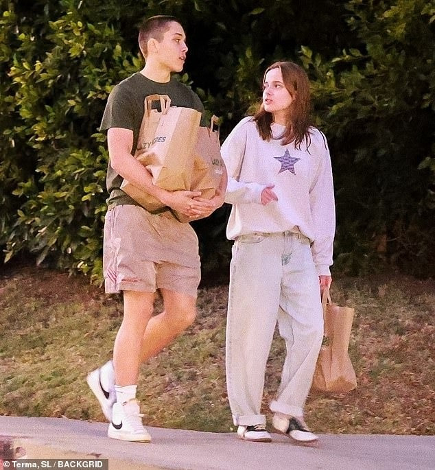 Knox và Vivienne vẫn nói chuyện với Brad nhưng không muốn đón sinh nhật với anh. Ảnh: BackGrid. Knox và Vivienne vẫn nói chuyện với Brad nhưng không muốn đón sinh nhật với anh. Ảnh: BackGrid.