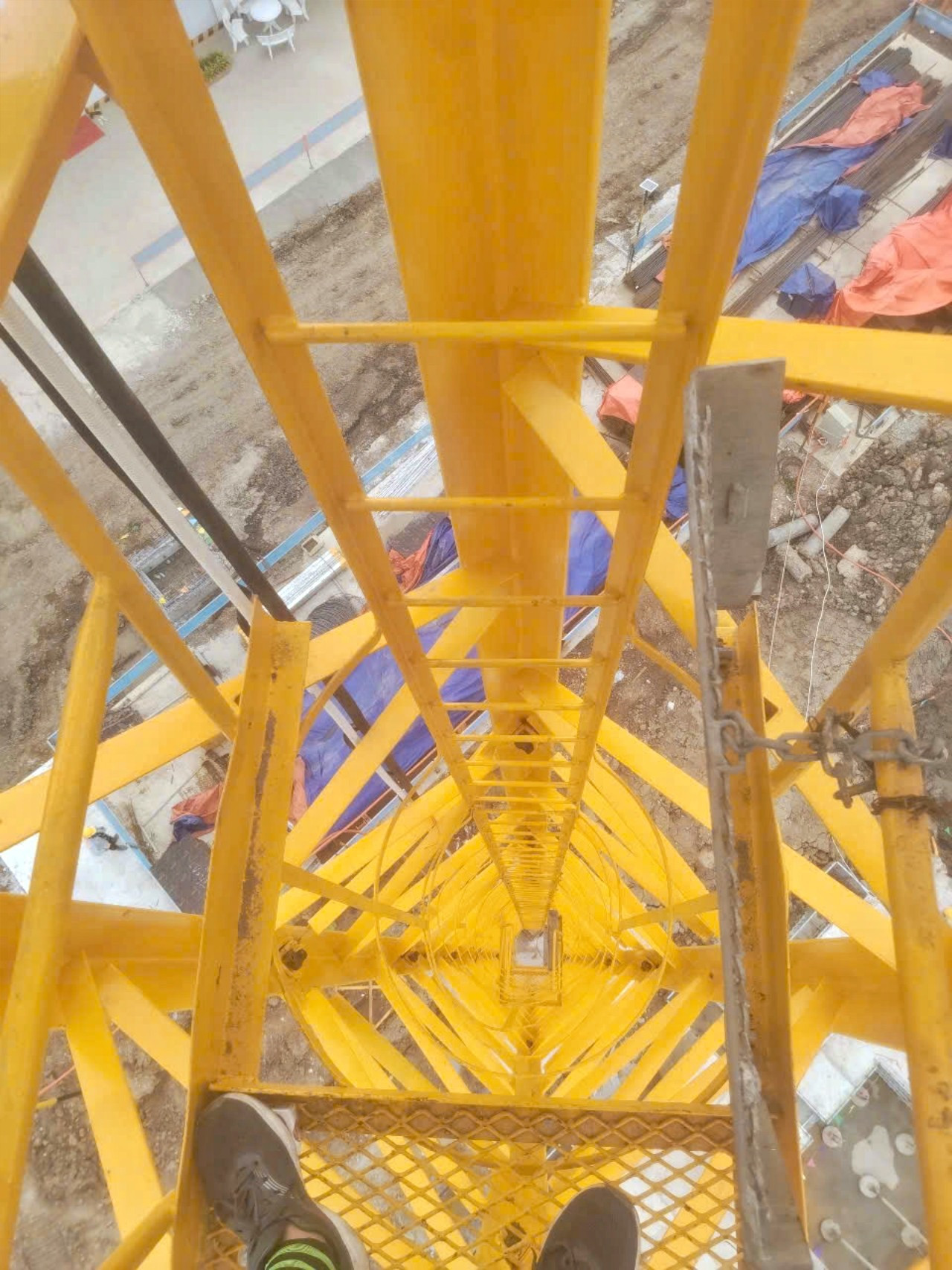 Trèo thang bộ, cứ 10m, anh Thức phải dừng nghỉ rồi mới có thể tiếp tục. Ảnh: Nhân vật cung cấp