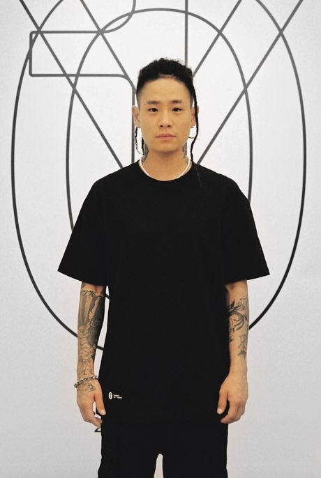 Jason Choi cũng bị đưa vào tầm ngắm, đặc biệt sau khi đăng bức ảnh hoa hồng đầy ẩn ý. Jason Choi cũng bị đưa vào tầm ngắm, đặc biệt sau khi đăng bức ảnh hoa hồng đầy ẩn ý.